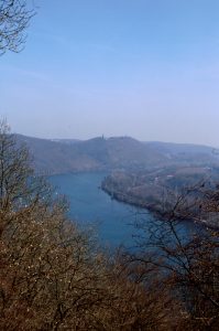 Blick vom Sonnenstein bei Herdecke zur Hohensyburg (Bildmitte)