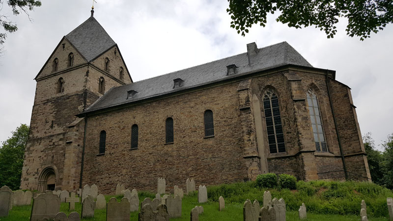 Der Friedhof der Kirche St. Peter zu Syburg